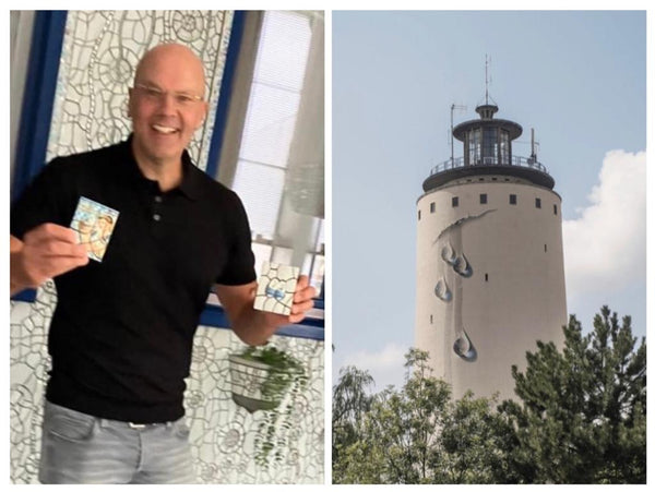Henk Niggebrugge met tegeltjes - Watertoren Oostburg